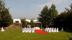 svatební obřad v zahradě
