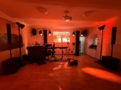 projektory a plátna